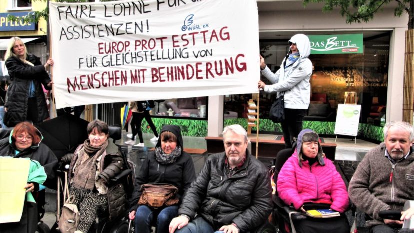 Europäischer Protesttag der behinderter Menschen: WüSL Aktivistinnen mit Protestplakaten
