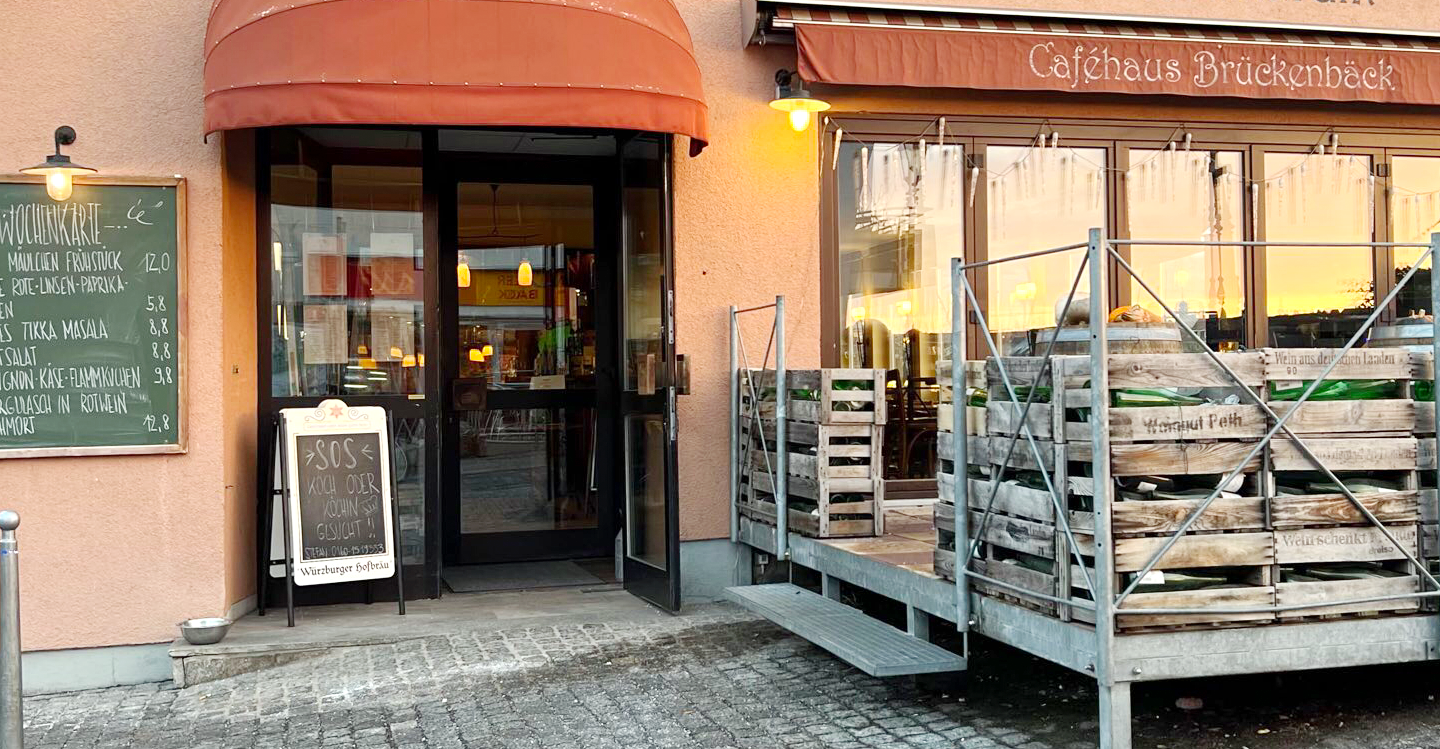 Foto: Barrierefrei umgebauter Eingang des Cafe Brückenbeck in Würzburg