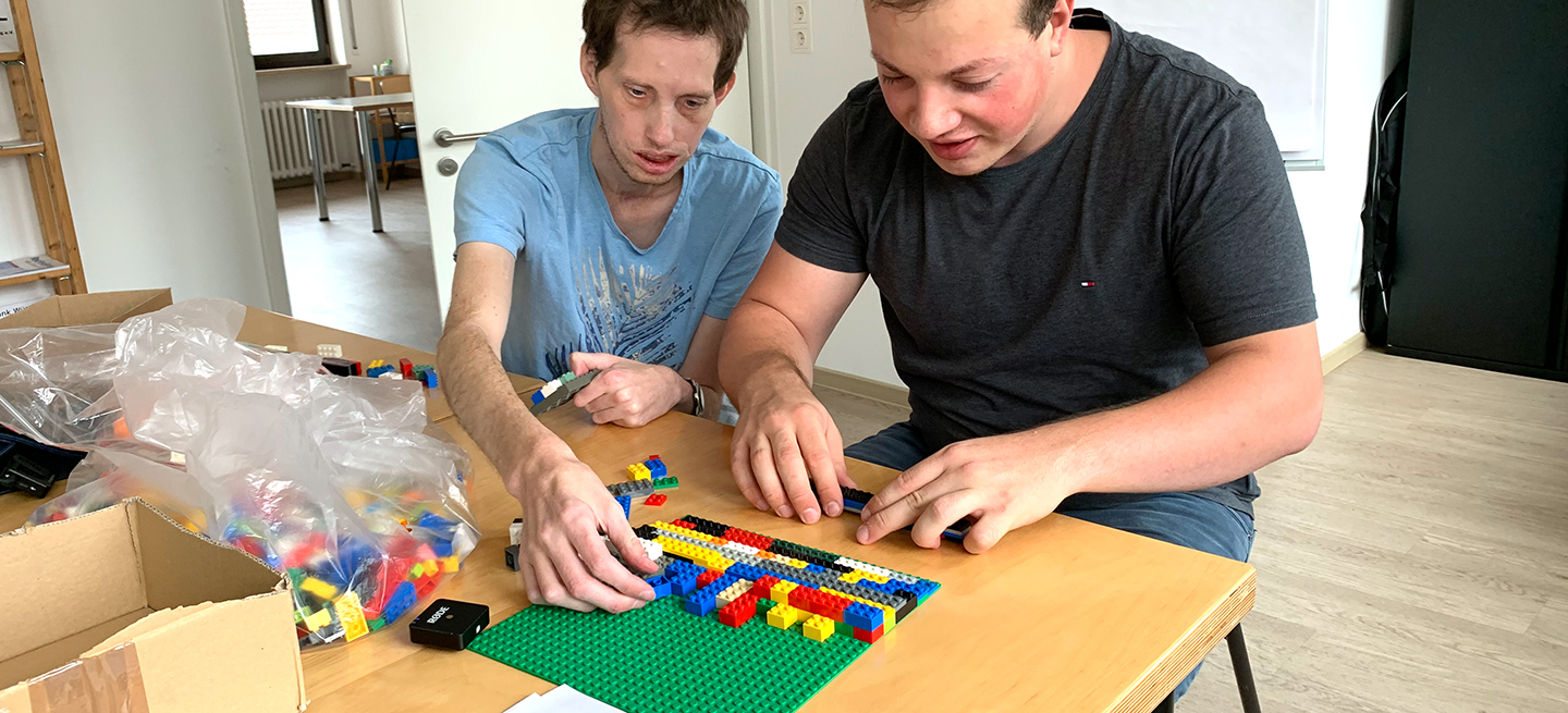 Frederik und Jens bei dem Bau unserer 1.Legorampe für Würzburg