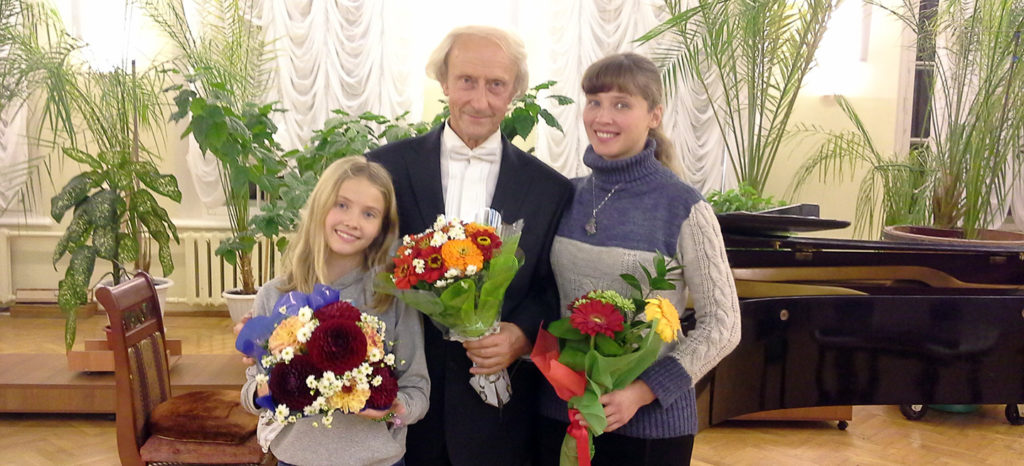 Pianist Vladimir Shaposhnikov mit Blumen und zwei Mädchen