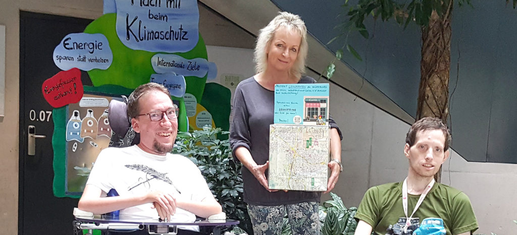 Übergabe Spendenbox bei Umweltstation der Stadt Würzburg