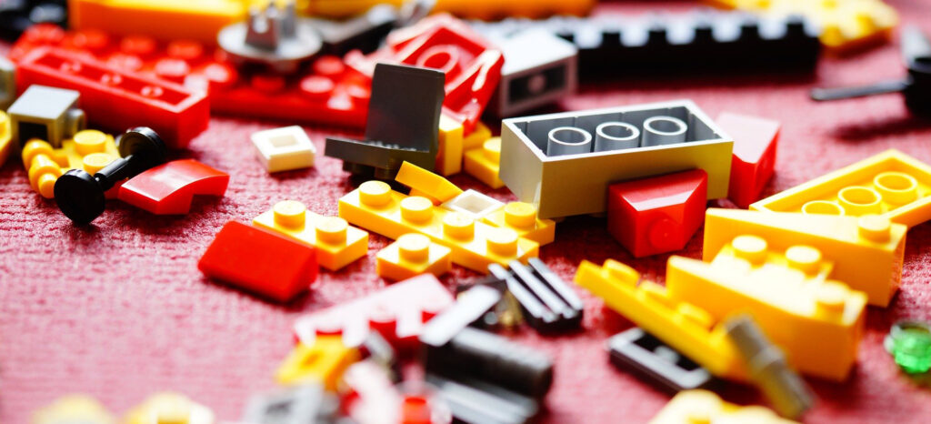 Foto: verschieedene Legosteine auf einem Tisch